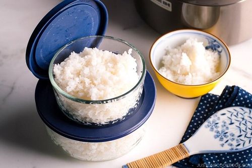 Cơm nguội có vai trò như chất sơ hòa tan, ngăn tích tụ mỡ. (Ảnh: Justone)