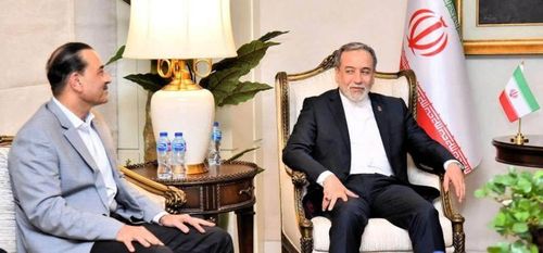 Ngoại trưởng Iran Abbas Araghchi (phải) và Tổng tham mưu trưởng quân đội Pakistan, Thống chế Asim Munir (trái), dự cuộc họp tại Islamabad ngày 25-4. Nguồn: Arab Weekly