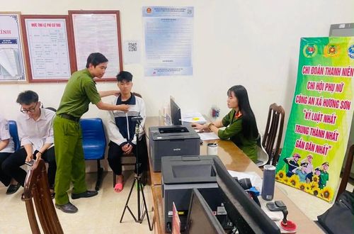 Công an xã Hương Sơn bố trí thiết bị, nhân lực, phục vụ người dân đăng ký tài khoản định danh điện tử với phương châm “làm hết việc, không hết giờ”. Ảnh: Đức Hoàng