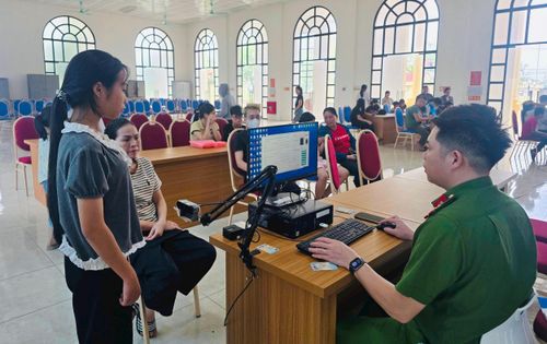 Đông đảo người dân, học sinh đến làm thủ tục định danh điện tử tại hội trường Công an xã Hương Sơn trong dịp nghỉ lễ. Ảnh: Đức Hoàng
