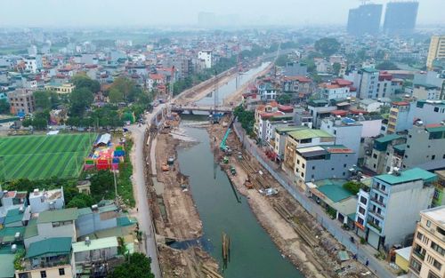 Thi công Dự án đầu tư xây dựng công trình khẩn cấp cải tạo tuyến hạ lưu sông Kim Ngưu nối sông Tô Lịch với Trạm bơm Yên Sở (đoạn qua địa bàn xã Đại Thanh). Ảnh: Quang Thái