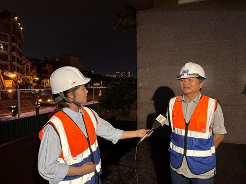 Ông Đỗ Văn Giáp, Chỉ huy trưởng Công ty cổ phần Sông Hồng (đơn vị thi công dự án) trao đổi với phóng viên Cơ quan Báo và Phát thanh, Truyền hình Hà Nội tại công trường thi công Dự án đường Vành đai 2,5. Ảnh: Công Trình