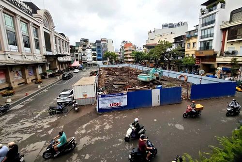 Công trình xây dựng bể điều tiết ngầm trước chợ Hàng Da. Ảnh: Quang Thái