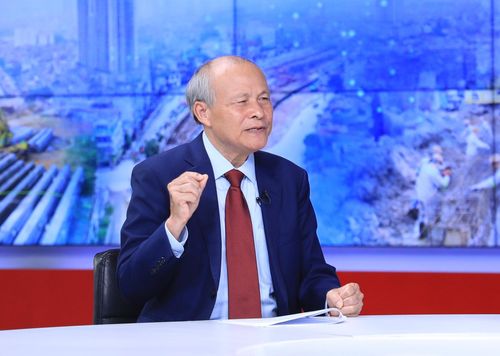 PGS.TS Trần Viết Lưu trao đổi tại chương trình. Ảnh: Quang Thái