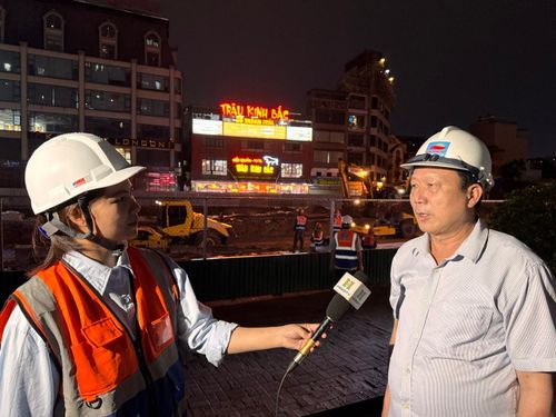 Ông Nguyễn Thanh Bình (phường Cầu Giấy) trao đổi với phóng viên Cơ quan Báo và Phát thanh, truyền hình Hà Nội tại điểm cầu phường Cầu Giấy - nơi dự án đường Vành đai 2,5 đang được triển khai. Ảnh: Công Trình