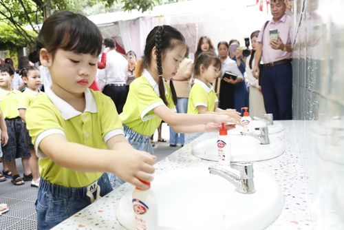 Các bé trường Mầm non Ngô Thì Nhậm (phường Hà Đông) rửa tay để phòng dịch bệnh tay chân miệng. Ảnh: Mai Trang
