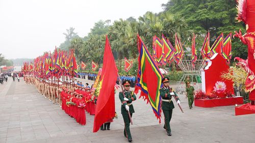 Đoàn nghi lễ khởi hành lên núi Nghĩa Lĩnh, nơi thờ tự các Vua Hùng tại Khu Di tích lịch sử Đền Hùng, thành phố Việt Trì, sáng 26-4. Ảnh: Hoàng Đức