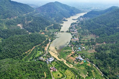Toàn cảnh hồ Đồng Đò nhìn từ trên cao. Ảnh: Nguyễn Trường.