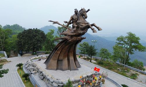 Tượng đài Thánh Gióng trên đỉnh đá Chồng thuộc xã Sóc Sơn. Ảnh: Ngô Huân.