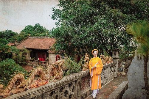 Bạn trẻ thích thú chụp ảnh kỷ niệm bên trong Việt Phủ Thành Chương. Ảnh: CTV.