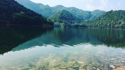 Không gian yên bình bên hồ Hàm Lợn tại xã Kim Anh. Ảnh: Tùng Nguyễn.