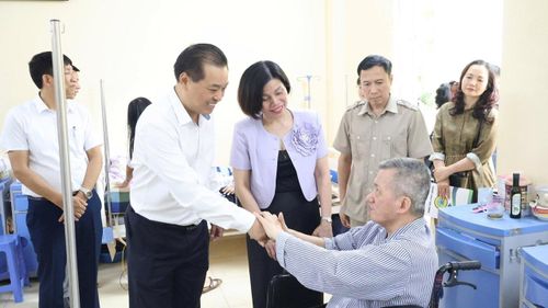 Phó Giám đốc Sở Y tế Hà Nội Đinh Hồng Phong cùng các đại biểu thăm, tặng quà bệnh nhân tại Bệnh viện Phục hồi chức năng Hà Nội. Ảnh: Minh Hà