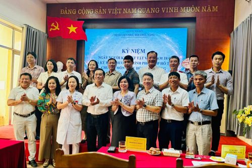 Niềm vui của các đại biểu trong buổi ký kết hợp tác, hỗ trợ chuyên môn giữa Bệnh viện Phục hồi chức năng Hà Nội với 11 cơ sở bảo trợ xã hội thuộc Sở Y tế Hà Nội. Ảnh: Mai Hoa