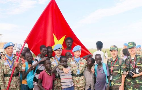Các chiến sĩ thuộc lực lượng gìn giữ hòa bình của Việt Nam bên các em nhỏ Nam Sudan tại trại tị nạn Bentiu. Ảnh: Cục Gìn giữ hòa bình