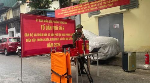 Lực lượng chữa cháy tại chỗ của phường Tương Mai được trang bị kiến thức sử dụng thiết bị chữa cháy và cứu nạn. Ảnh: IT