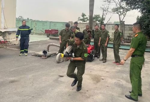 59 đội dân phòng xã Ô Diên là "lá chắn sống" giúp phòng ngừa hỏa hoạn từ cơ sở. Ảnh: IT