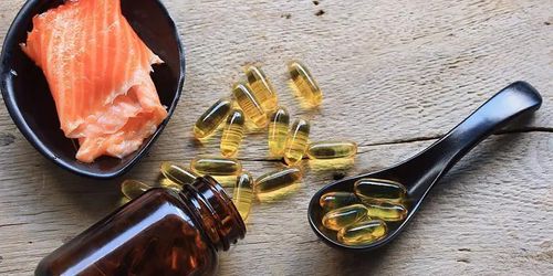 Chế độ ăn uống hiện đại thường chứa quá nhiều omega-6 (có trong dầu thực vật tinh luyện, thực phẩm chế biến sẵn) và quá ít omega-3.