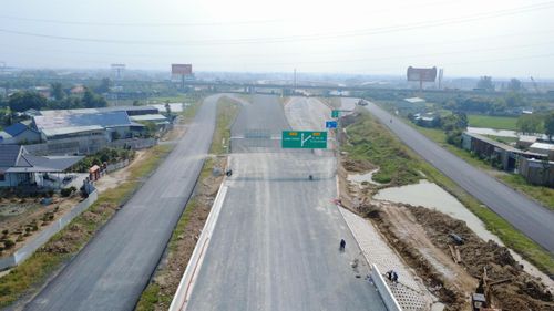 Đoạn đường Vành đai 3 trên địa bàn tỉnh Tây Ninh cũng cơ bản hoàn thiện nhưng chưa thể khai thác vì khu vực liền kề TP Hồ Chí Minh chưa hoàn thành. Ảnh: Đ.X.