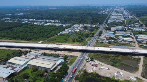 Đường Vành đai 3 TP Hồ Chí Minh đoạn qua khu vực Hóc Môn các gói thầu xây cầu vượt đều hoàn thành nhưng đường tuyến chính đang gặp khó khăn vì thiếu nguyên vật liệu. Ảnh: Đ.X.