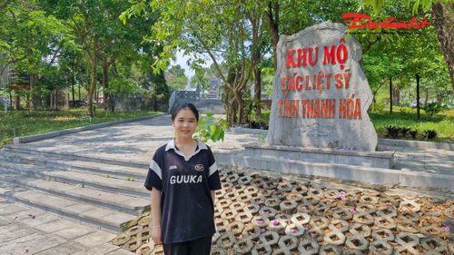 Cháu Đỗ Thị Quỳnh Anh (17 tuổi, quê ở tỉnh Thanh Hóa) cho biết, cháu rất xúc động, biết ơn các Anh hùng liệt sĩ đã mang lại nền hòa bình, độc lập và hứa, sẽ cố gắng học tập tốt để xứng đáng với sự hy sinh anh dũng ấy. Ảnh: Đỗ Văn.