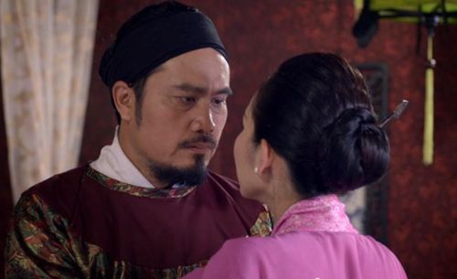 Phân cảnh Tống Thị (Kim Hiền đóng) vào yết Chúa Nguyễn Phúc Lan tại phủ Kim Long (Trọng Hải đóng). Phim Mỹ nhân của Đạo diễn Đinh Thái Thụy.