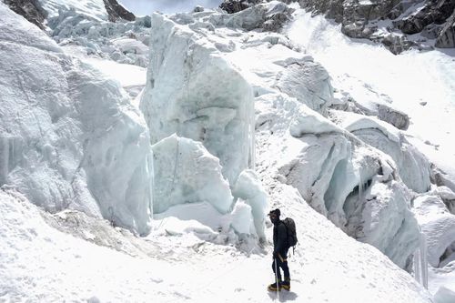  Một thành viên của đoàn thám hiểm đứng tại thác băng Khumbu, Nepal, ngày 22/4. Ảnh: Reuters. 