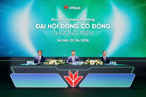 Chủ tịch HĐQT VPBank Ngô Chí Dũng (giữa). Ảnh: VPB.