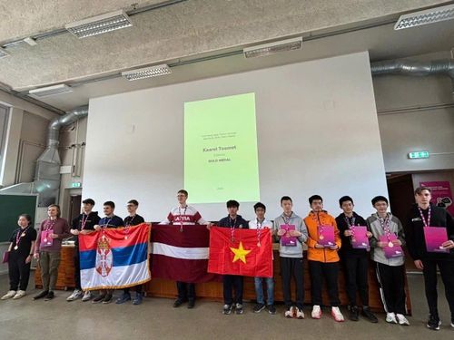 Các học sinh đoàn Việt Nam nhận giải. Ảnh: VNUHCM.