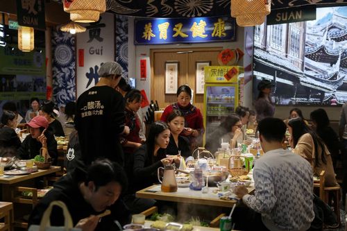 Thực khách dùng bữa tại một nhà hàng ở Bắc Kinh, Trung Quốc, năm 2025. Ảnh: Reuters.