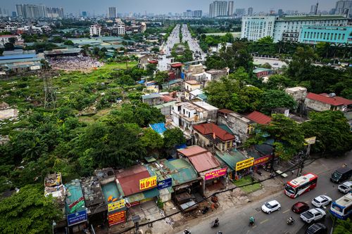 Theo ghi nhận, nút giao Phạm Tu - Xa La chưa được hoàn thiện kể từ năm 2017 do vướng mắc giải phóng mặt bằng. Hạng mục cầu vượt của dự án mới thi công xong phần đường dẫn rồi dừng lại, bỏ dở nhiều năm giữa khu vực có mật độ giao thông cao.
