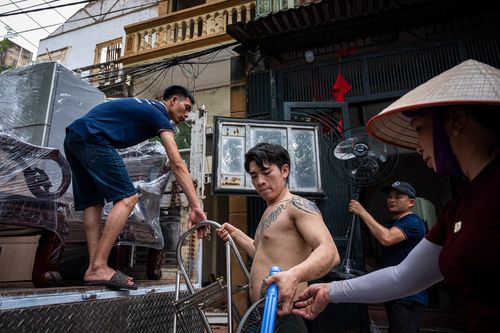 Chiều 26/4, nhiều hộ dân trong phạm vi giải phóng mặt bằng khẩn trương tháo dỡ đồ đạc, chuyển tới nơi ở mới để bàn giao mặt bằng đúng hạn.