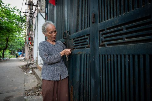 Bà Dương Thị Liên (77 tuổi, phường Thanh Liệt) sinh sống tại căn nhà với diện tích 60 m2 từ năm 1979, hiện nằm trong diện giải tỏa. Căn nhà của gia đình được đền bù với mức giá 37,6 triệu đồng/m2. Tuy đồng tình với chủ trương chung, gia đình bà hiện chưa bàn giao mặt bằng do còn vướng mắc về kế hoạch tái định cư và chưa tìm được nơi ở tạm. "Gia đình tôi có 10 nhân khẩu cùng sinh sống, vì vậy chúng tôi mong muốn được đăng kí thêm một suất tái định cư nữa. Nhà đông người mà chỉ có một suất tái định cư sẽ rất khó sinh hoạt, mà đi thuê trọ chi phí lại đắt đỏ", bà Liên chia sẻ.