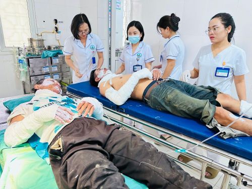  Các bác sĩ thăm khám cho hai bệnh nhân. Ảnh: BVCC. 