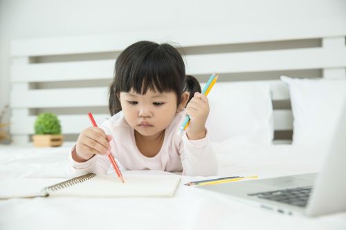  Việc bổ sung đầy đủ và cân đối các dưỡng chất ngay từ những năm đầu đời sẽ giúp trẻ phát triển trí tuệ tối ưu. Ảnh: Freepik. 