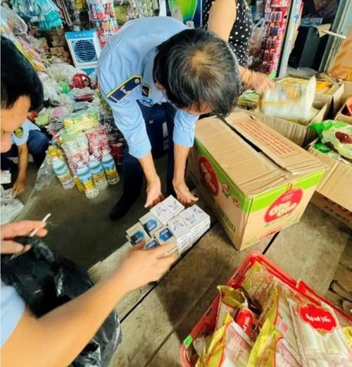 Lực lượng chức năng kiểm tra thuốc lá lậu tại điểm bán lẻ