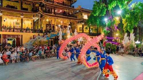 Tiết mục biểu diễn tại chùa Phật Tích (Viêng Chăn, Lào)