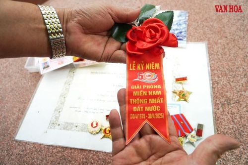 Bông hoa cài ngực cựu chiến binh Ngạn được phát dịp kỉ niệm 50 năm giải phóng miền Nam vào năm ngoái, đến nay ông vẫn còn cất giữ