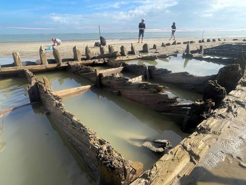 Hình ảnh tàu Cẩm An xuất lộ trở lại trên bãi biển sau bão số 13 cuối năm 2025