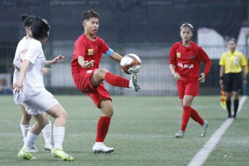 U16 Hà Nội (áo đỏ) đang là ĐKVĐ của giải