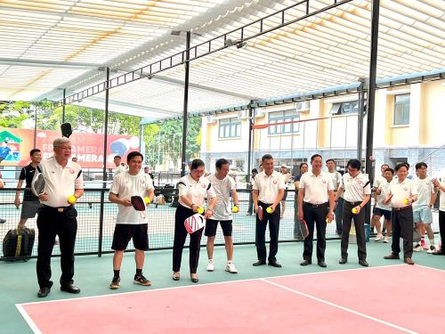 Đại biểu thực hiện nghi thức giao bóng khai mạc giải