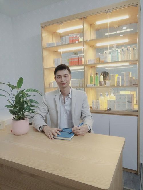 DS Khuê Vũ chia sẻ nguyên nhân bị mốc trắng mắt khi bôi kem chống nắng và giải pháp đi kèm. Ảnh: DSCC