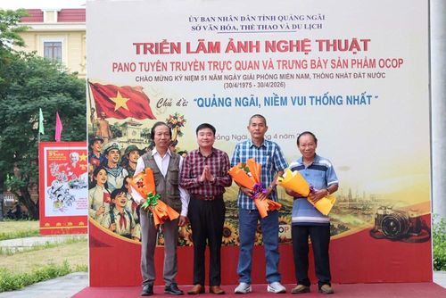 Ban Tổ chức tặng hoa các nghệ sĩ nhiếp ảnh Nguyễn Đăng Lâm, Lê Minh Thể, Nguyễn Hữu Thư