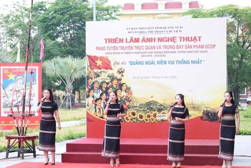 Chương trình văn nghệ chào mừng đặc sắc do Trung tâm Văn hóa Nghệ thuật tỉnh thực hiện