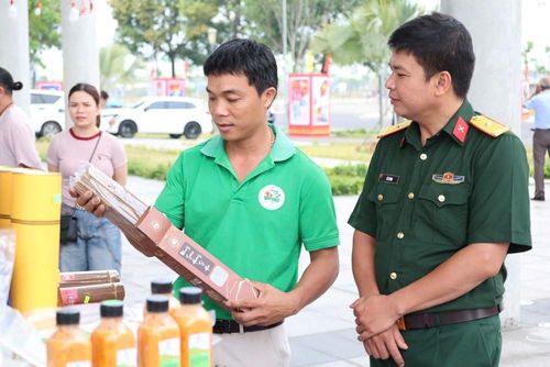 Khu trưng bày 20 gian hàng OCOP với nhiều sản phẩm đặc trưng