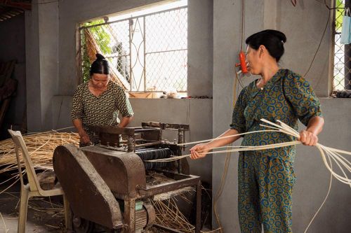 Điểm đặc biệt của mây tre đan Thượng Hiền không chỉ nằm ở kĩ thuật mà còn ở sự tỉ mỉ trong từng công đoạn. Từ việc chọn nguyên liệu, xử lý chống mối mọt cho đến tạo hình và hoàn thiện sản phẩm, tất cả đều đòi hỏi sự khéo léo và kiên nhẫn