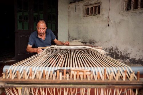 Mỗi nhịp đan là một sự gửi gắm của lòng kiên nhẫn; chỉ một sơ suất nhỏ, một nan mây sai lệch cũng có thể làm mất đi vẻ hài hòa của cả tấm mây
