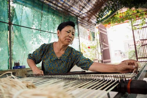 Trong làng giờ, chủ yếu vẫn là những người trung niên, người già gắn bó với khung đan. Với họ, công việc này không chỉ để mưu sinh mà đã trở thành một phần cuộc sống, một thói quen khó có thể rời bỏ sau bao năm gắn bó