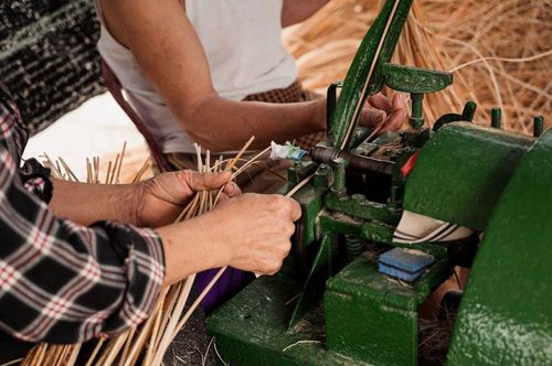 Một tấm mây đẹp bắt đầu từ sự khắt khe trong khâu chọn lọc; mây tươi phải được làm sạch, loại bỏ những phần già cứng để giữ lại phần lõi dẻo dai nhất