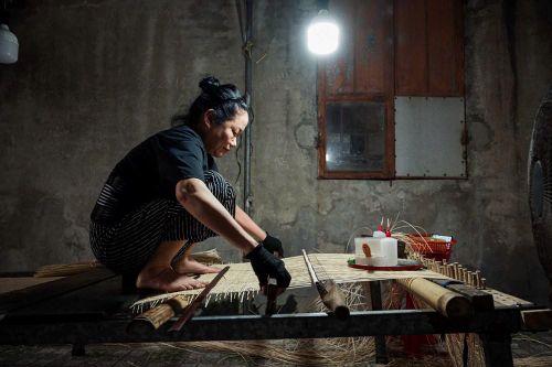 Bà Phạm Thị Tám (55 tuổi, Hưng Yên) bùi ngùi nhớ về thuở nhỏ, khi nghề đan mây vẫn còn là niềm vui chung của mọi lứa tuổi trong làng. Bà Tám tâm sự: “Giờ lớp trẻ không còn mặn mà với nghề nữa, chúng nó đi làm xa hết rồi. Tôi chỉ sợ rồi một ngày, chẳng còn ai ngồi đan mây như chúng tôi bây giờ… nghề này rồi cũng mai một thôi"