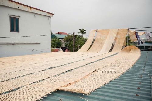 Từng nan mây được chẻ đều tăm tắp, trải qua quá trình phơi nắng kĩ lưỡng để gạn lọc hết độ ẩm, bảo đảm độ bền trường tồn cùng thời gian